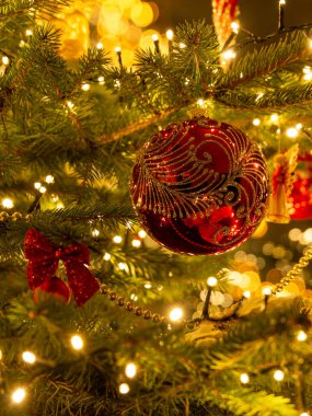 Noel ağacı, süslemeler, toplar, kırmızı altın, bokeh ışıkları