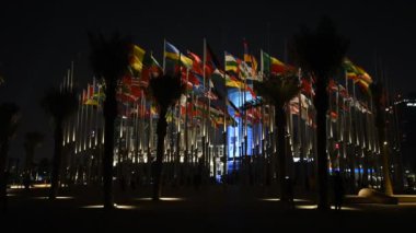 Gece Doha, Katar 'da bayrak anıtı