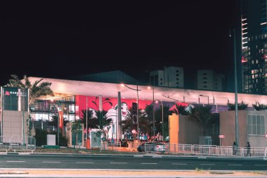 Gece yarısı Doha şehir merkezindeki metro istasyonuna bakıyorum. Batı Körfezi, Katar.