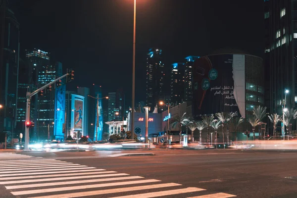 Kereszteződés Doha Belvárosában Éjszaka Nyugati Öböl Katar — Stock Fotó