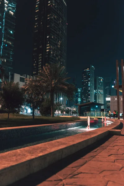 Рядом Фонтаном Центре Дохи Ночью Западный Залив Катар — стоковое фото