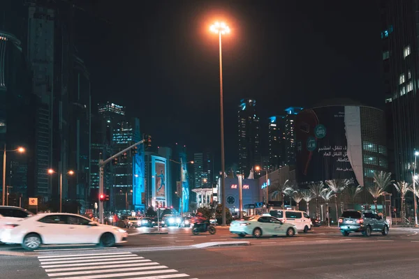 Светофоре Центре Города Ночью Западная Бухта Катар — стоковое фото