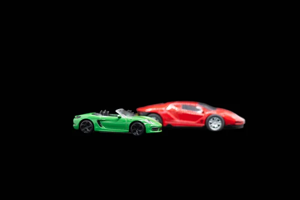 Rotes Und Grünes Auto Wartet Auf Ein Weiteres Kinderrennen — Stockfoto