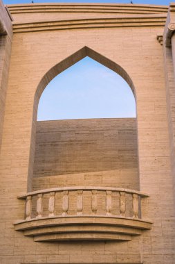 Eski amfitiyatronun kemerli balkonunda güzel, yumuşak, sarı tuğladan yapılmış mavi gökyüzünün tam zıttı.