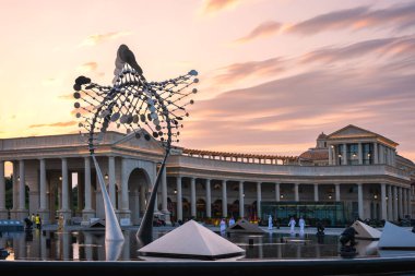 Muhteşem, parlak, sarı, morumsu gün batımı güzel antika görünümlü binanın üzerinde.