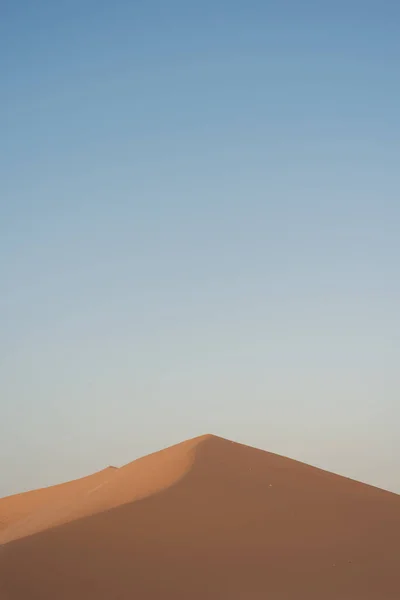 Goldgelbe Sanddüne Kontrast Sanftem Blauen Himmel Der Trockenen Heißen Wüste — Stockfoto