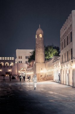 Geleneksel ortadoğulu bir adam eski bir camiye doğru yürüyor. Karak, shisha ya da doğulu bir baharat arıyor.