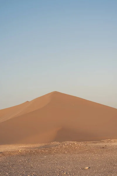 Arany Sárga Homokdűne Szemben Puha Kék Égbolttal Száraz Forró Sivatagban — Stock Fotó