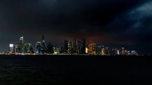 Doha Felhőkarcoló Éjjel Felhőkarcolók Állnak Magasan Sorban Beton Dzsungelben — Stock Fotó