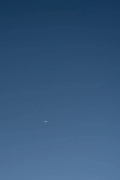 Halbmond Leuchtet Hell Großen Blauen Himmel — Stockfoto