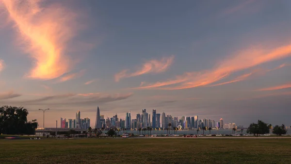 Doha Látképe Napnyugtakor Gyönyörű Színes Égbolttal — Stock Fotó