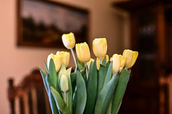 Tulip Kuning Pada Vas — Stok Foto