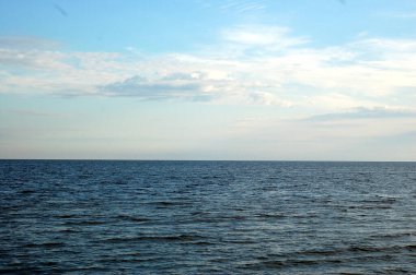Mavi deniz dalgaları ve deniz kıyısında beyaz köpük