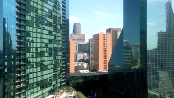 ダラス市内中心部の象徴的な高層ビルやオフィスビル 空港からの眺め — ストック動画