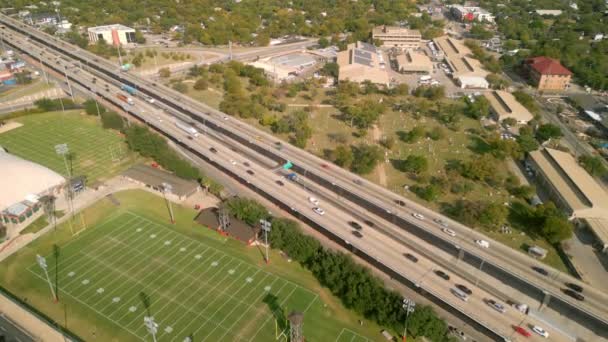从空中俯瞰奥斯汀市的街道交通 — 图库视频影像