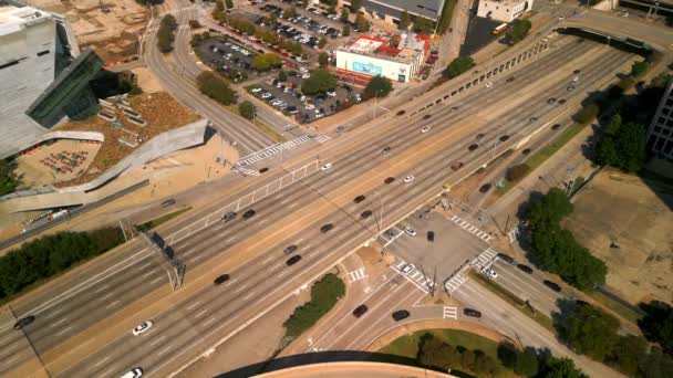 Gran Tráfico Callejero Ciudad Dallas Desde Arriba Vista Aérea — Vídeos de Stock