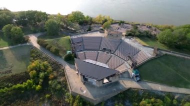 Memphis Tennessee 'deki Mud Island' da açık hava tiyatrosu. Hava manzaralı.