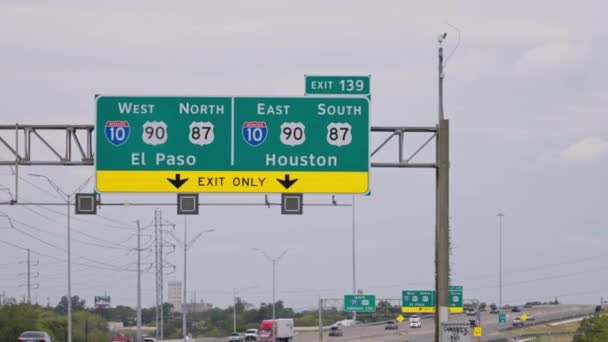 高速道路でヒューストンとサンノゼへの方向標識 旅行写真 — ストック動画