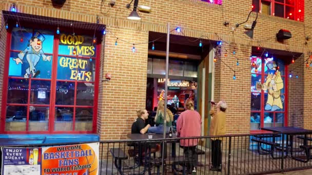 メンフィスのビール ストリートでライブ ミュージックを聴く ブルース アンド ロック ミュージックの家 Memphis Tennesee 2022年11月7日 — ストック動画