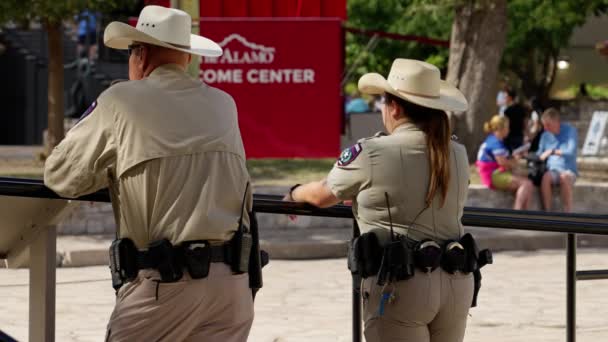 Bezpečnostní Důstojníci Alamu San Antoniu Texasu San Antonio Texas — Stock video