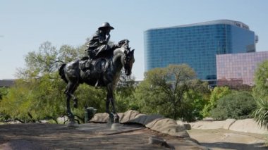 Güneşli bir günde Dallas Teksas 'ta Pioneer Plaza - seyahat fotoğrafçılığı