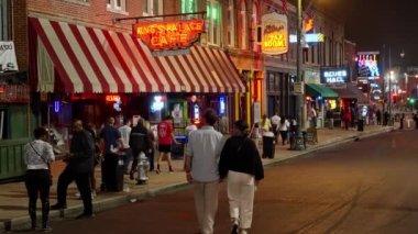 Memphis 'te Beale Caddesi' nde yürümek - Blues ve Rock Müzik 'in evi - MEMPhis, TENNESSEE - Kasım 07, 2022