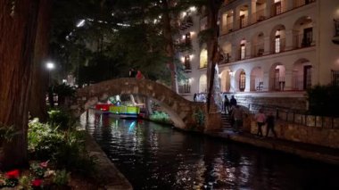 San Antonio 'nun güzel sahil yürüyüşü, nehir kıyısındaki küçük restoranları ve barlarıyla - geceleri manzaralı - SAN ANTONIO, TEXAS - Kasım 01, 2022