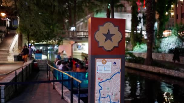 Schöner Riverwalk San Antonio Mit Seinen Kleinen Restaurants Und Pubs — Stockvideo