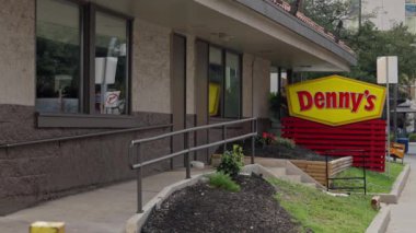 San Antonio Teksas 'taki Dennys Lokantası - SAN ANTONIO, TEXAS - Kasım 01, 2022