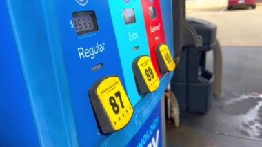 Bir arabayı benzin istasyonunda doldurmak - HOUSTON, ABD - Kasım 01, 2022