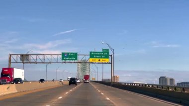 Nashville otobanındaki istikamet işaretleri - POV - MEMPhis, ABD - 06 Kasım 2022
