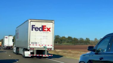 Karayolunda giden FedEx kamyonu - Little Rock, ABD - Kasım 05, 2022