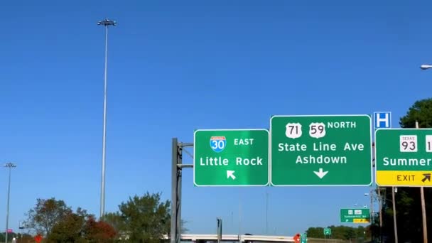 Riktning Skyltar Motorvägen Till Little Rock Pov Körning Fotografering — Stockvideo