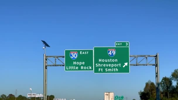 Riktning Skyltar Motorvägen Till Hope Little Rock Shreveport Och Houston — Stockvideo