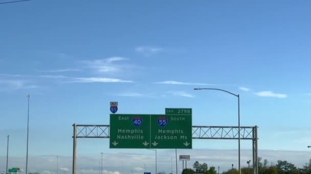 Riktning Skyltar Motorvägen Till Memphis Och Nashville Pov Körning Fotografering — Stockvideo