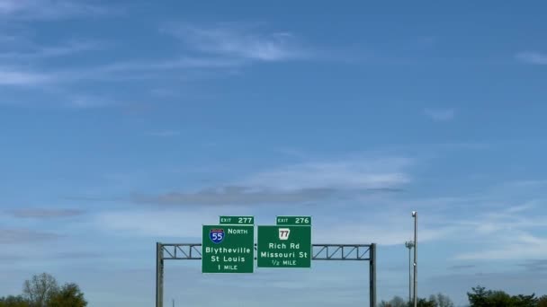 ブライスビルへの高速道路と州間高速道路55号線のセントルイスへの方向標識 Pov運転 旅行写真 — ストック動画