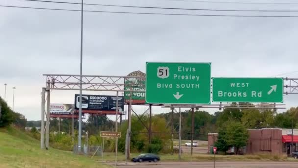 Vägmärken Motorvägen Till Elvis Presley Boulevard Memphis Pov Driving Memphis — Stockvideo