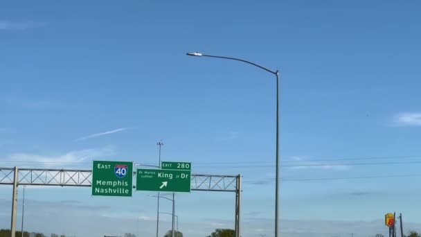 Kierunek Znaków Autostradzie Memphis Nashville Pov Jazdy Przez Memphis Usa — Wideo stockowe