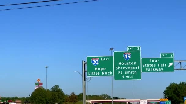 Sinais Direção Estrada Para Hope Little Rock Shreveport Houston Pov — Vídeo de Stock