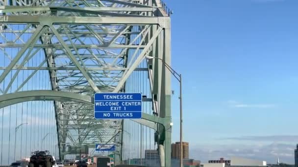 テネシーウェルカムセンターへの高速道路の方向標識 Povによる運転 Memphis Usa 2022年11月6日 — ストック動画