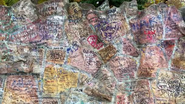 Ściana Otaczająca Graceland Memphis Pokryta Pismami Fanów Elvisa Presleya Memphis — Wideo stockowe