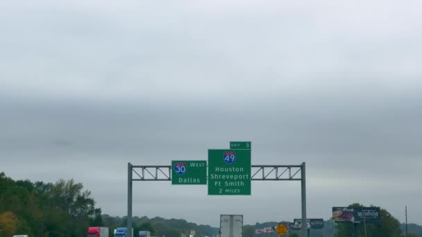 前往达拉斯和休斯顿的公路上的航向标志 Pov驾驶着旅行摄影 — 图库视频影像