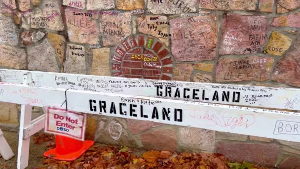 Wall Surrounding Graceland Memphis Γεμάτο Γραπτά Από Οπαδούς Του Elvis — Αρχείο Βίντεο
