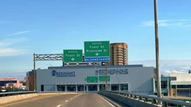 メンフィスへの高速道路の方向標識ウェルカムセンター Povによる運転 Memphis Usa 2022年11月6日 — ストック動画