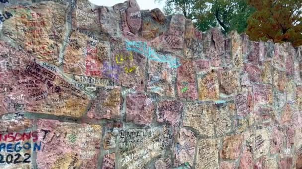 Wall Surrounding Graceland Memphis Καλύπτονται Από Γραπτά Των Οπαδών Του — Αρχείο Βίντεο