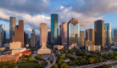 Houston şehri üzerinde gün batımında panoramik manzara - HOUSTON, TEXAS - 31 Ekim 2022