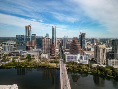 Austin şehri üzerindeki hava manzarası - AUSTIN, TEXAS - 1 Kasım 2022