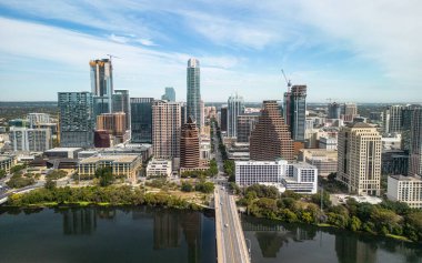 Austin şehri üzerindeki hava manzarası - AUSTIN, TEXAS - 1 Kasım 2022