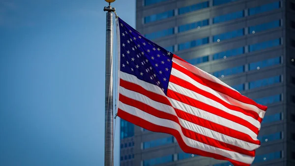 达拉斯金融区的美国国旗 旅行摄影 — 图库照片