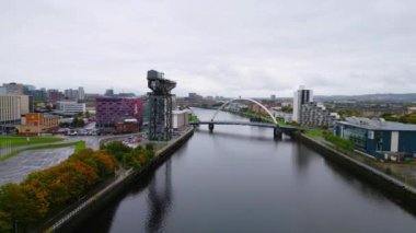 Glasgow 'daki Clyde Nehri üzerinden uçuş - hava görüntüsü - GLASGOW, BİRLİK KINGDOM - 4 Ekim 2022
